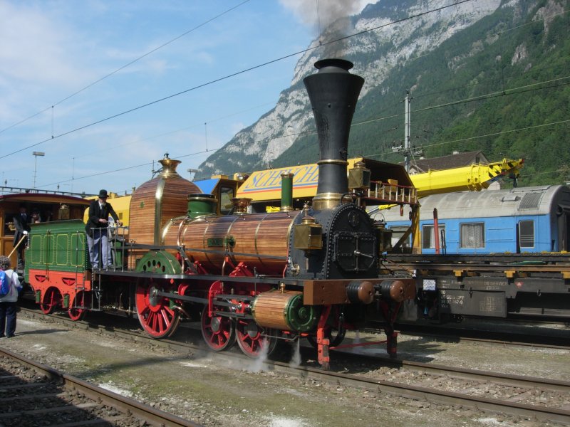 D 1/3 Limmat am 8.9.07 in Erstfeld, anlsslich des Jubilums 125 Jahre Gotthardbahn. Die Limat wird nur ca. alle 10 Jahre einmal eingeheizt, da war es ein besonderes Schauspiel, die Lok einmal fahren zu sehen. ( Die 1. Lokomotive die in der Schweiz gefahren ist )