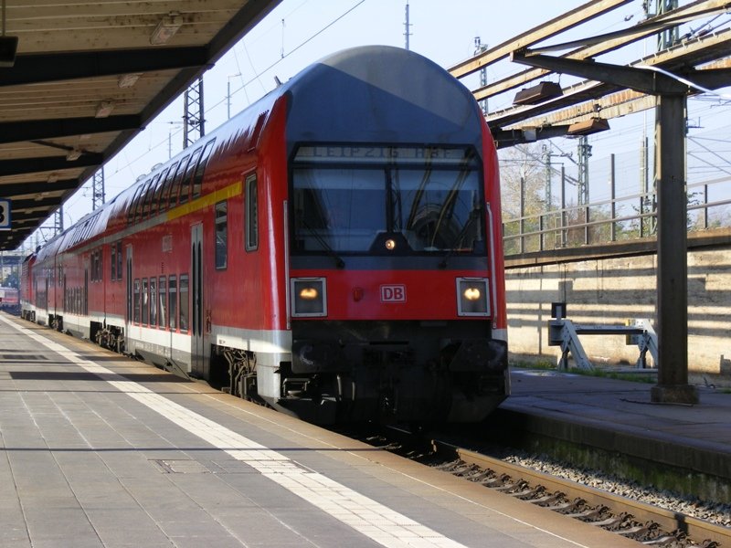 D 1557 aus Leipzig fhrt am 25.10.2008 in Dresden Hbf ein. 