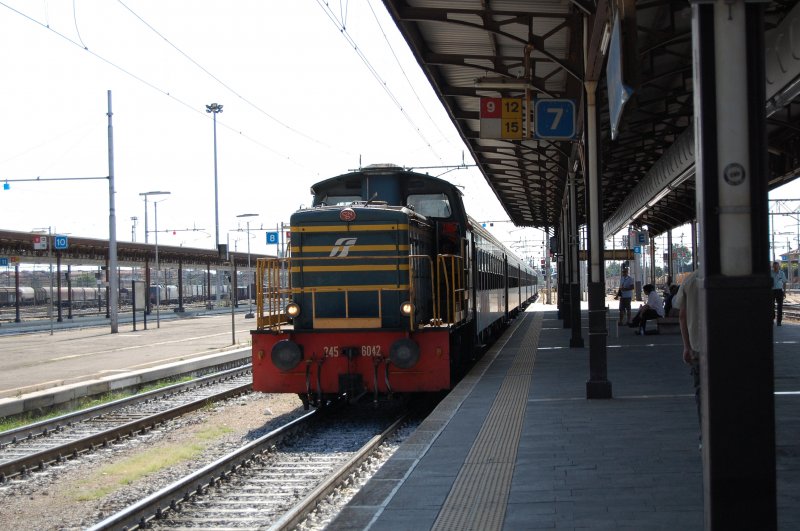D 245 6042 rangierte am 26.07.09 mit einigen Personenwagen im Bahnhof Verona Porta Nouva.