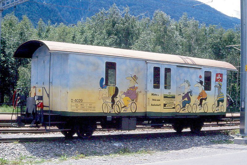 D 4029 - Velowagen am 07.06.1992 in Felsberg - Baujahr 1911 - SWS - Fahrzeuggewicht 9,00t - Zuladung 10,00t - LP 10,69m - zulssige Geschwindigkeit 65 km/h. - 3=28.06.1977 2=18.05.1990 - RhB-Logo - Werbung: Volksbank - Lebenslauf: ex F 4029 - 1964 D 4029 - 20.05.1989 Velowagen -  04/94 Umbau in Xk-v 9014II - Hinweis: gescanntes Dia
