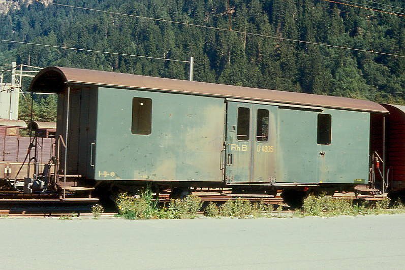 D 4035 I - Gepckwagen am 09.05.1991 in Thusis - Baujahr 1911 - SWS - Fahrzeuggewicht 9,00t - Zuladung 10,00t - LP 10,69m - zulssige Geschwindigkeit 65 km/h. - ohne RhB-Logo - Lebenslauf: ex F 4035 - 1964 D 4035 I - 07/1990 Umbau zu B 2099 offener Aussichtswagen - Hinweis: gescanntes Dia
