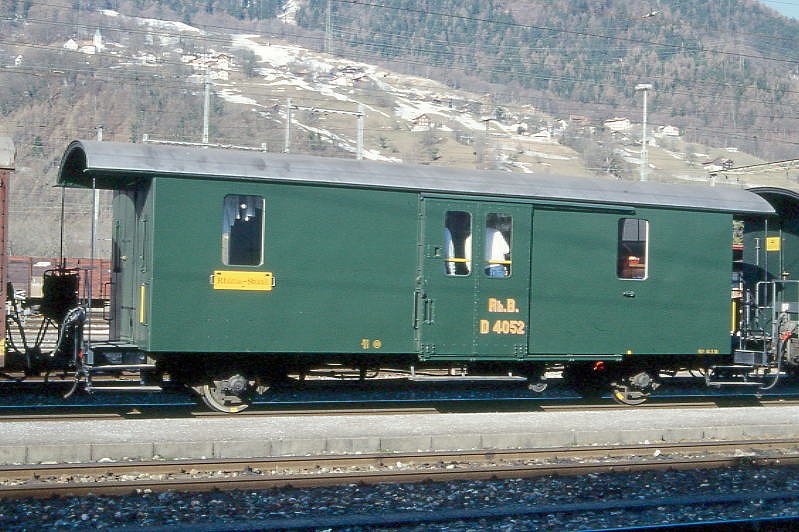 D 4052 II - Gepckwagen am 14.03.1999 in Landquart - Baujahr 1913 - SIG - Fahrzeuggewicht 8,00t - Zuladung 10,00t - LP 10,69m - zulssige Geschwindigkeit 60 km/h.-  2=19.02.1999 - Lebenslauf: ex F 4043 - 1964 D 4043 - 1986 Xk 9028 IV -1999 historisches Fahrzeug - 19.02.1999 D 4052 II - Hinweis: gescanntes Dia
