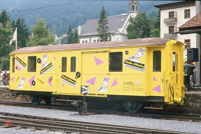 D 4063 - Gepckwagen am 25.06.1989 in Davos Platz - Baujahr 1931 - SWS - Fahrzeuggewicht 11,00t - Zuladung 7,00t - LP 10,89m - zulssige Geschwindigkeit 75 km/h.-  2=23.11.1988 1=12.12.1981 - ohne RhB-Logo - Lebenslauf: ex F 4063 - 1964 D 4063 - 08/1990 verkauft an DFB - 1996 Umbau in DFB X 2963. Hinweis: gescanntes Dia
