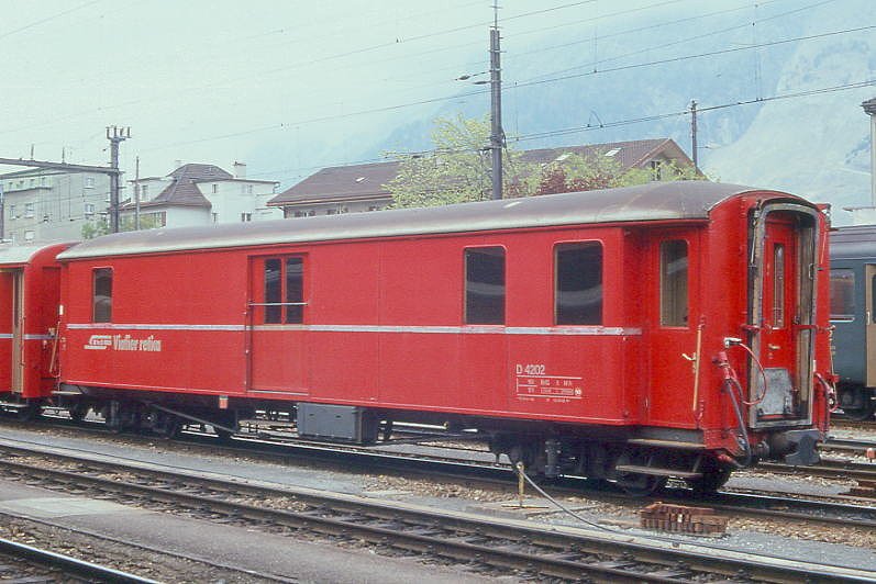 D 4202 - Gepckwagen am 04.05.1991 in Chur - Baujahr 1930 - SIG/RhB - Fahrzeuggewicht 17,00t - Zuladung 15,00t - LP 15,40m - zulssige Geschwindigkeit 90 km/h.-  2=03.06.1988 - RhB-Logo rhtoromanisch - Lebenslauf: ex F4 4202 - 1964 D 4202 - 1996a - 1997 Abbruch. Hinweis: gescanntes Dia
