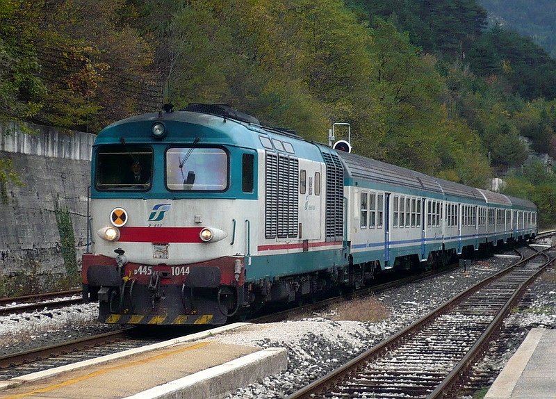 D 445 1044 mit Nahverkehrszug von Calalzo - Pieve de Cadore-Cortina �ber Belluno nach Padova f�hrt am 11.10.2007 in den Bahnhof Ospitale di Cadore ein.
