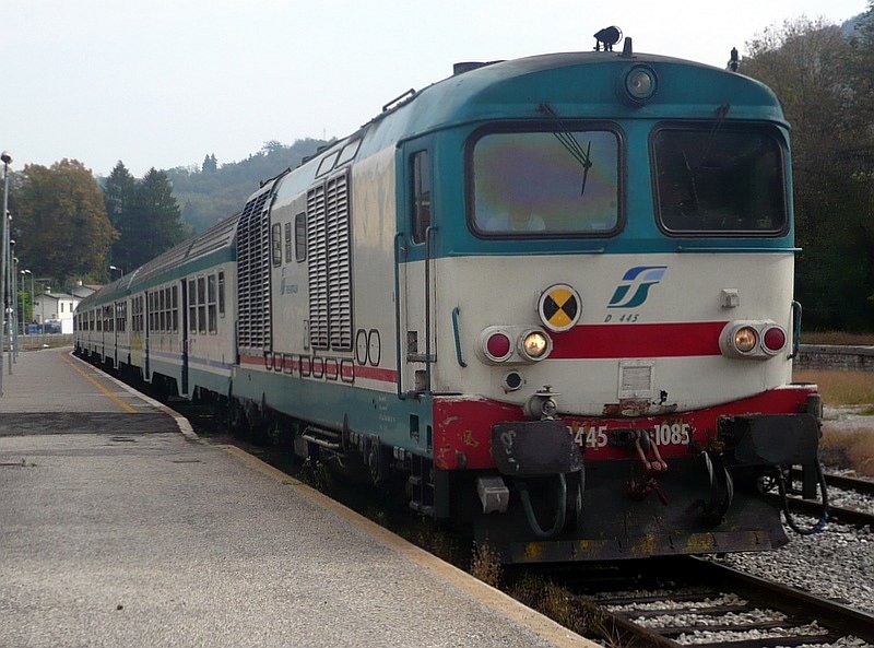 D 445 1085 mit Nahverkehrszug nach Belluno am 10.10.2007
in Feltre.
