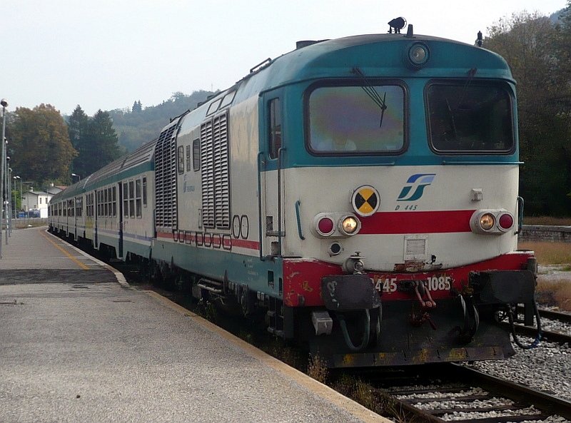 D 445 1085 mit Nahverkehrszug nach Belluno am 10.10.2007
in Feltre.