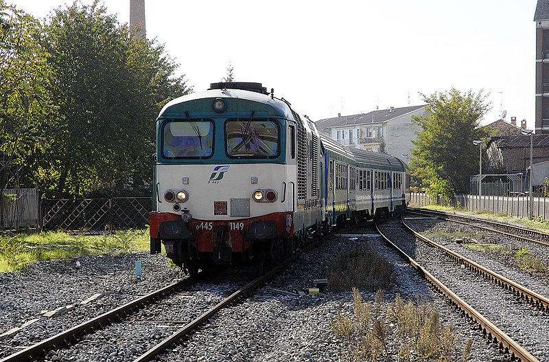 D 445 1149 fhrt mit einem Nahverkehrszug in den Bhf von Castagnole delle Lanze (Piemont) ein. 24.10.2006