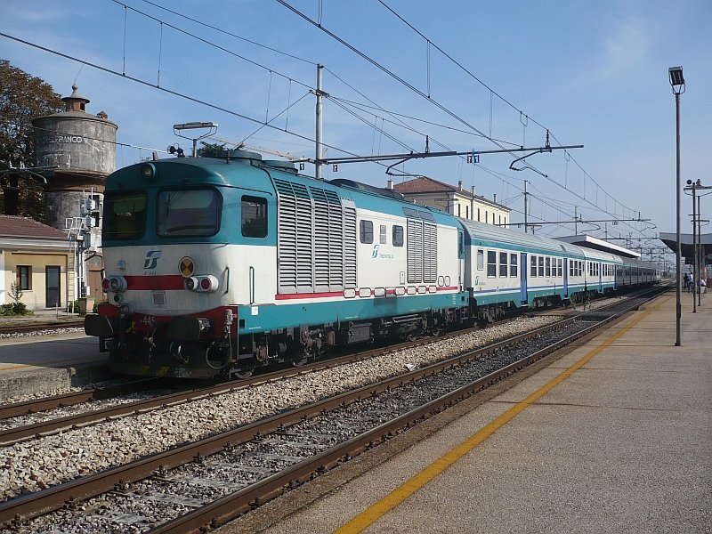 D 445 mit Nahverkehrszug nach Padova am 10.10.2007 in Castelfranco Veneto.
