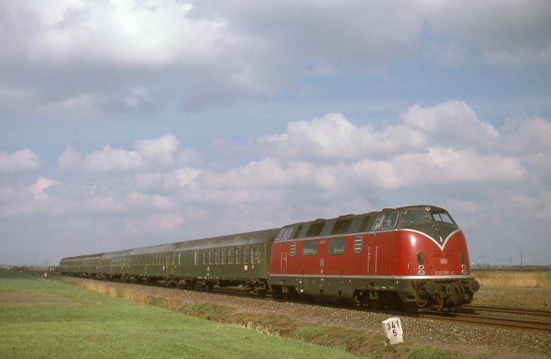 D 715 mit 220 081 im April 1976 bei Petkum im Emsland.
