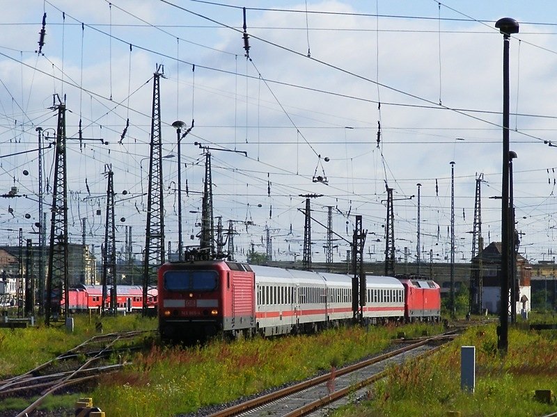 D 79700 verkehrte an seinem letztem Betriebstag, am 13.6.2009, im Sandwich aus 143 865-4 und 120 154-0. Grund war der Ausfall eines Steuerwagens. Hier kommt der Zug in Leipzig Hbf an.