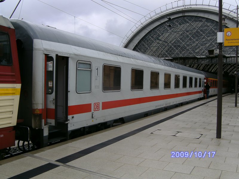 D-DB 61 80 19-91 528-8 Avmz 109.5 war am 17.10.2009 im EuroCity173  Vindobona  nach Wien Sdbf(Ost) eingereiht. Aufnahme entstand in Dresden Hbf.