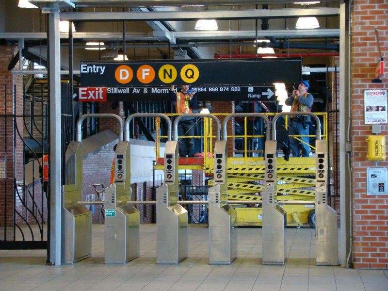 D-F-N-Q. Diesen Linien fahren heir von Coney Island/Stillwell Avenue. Auch zu sehen die Automatische Fahrkartenkontrolle. Aufgenommen am 17.04.08