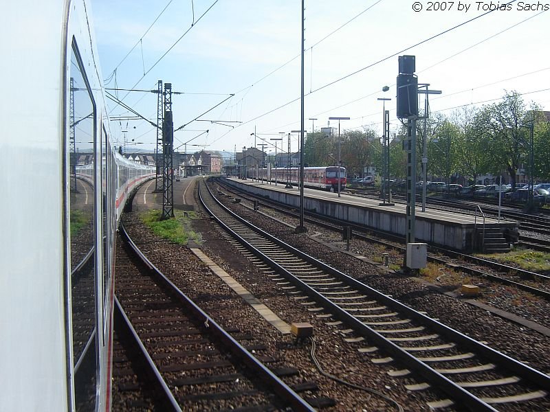 D-Zug D 2550 wurde im Durchfahrt in Schorndorf am 14. April 2007 von 101 104-8 (E-Lok Br101) gezogen. Abgestellte S-Bahn ist in Schorndorf zu sehen.