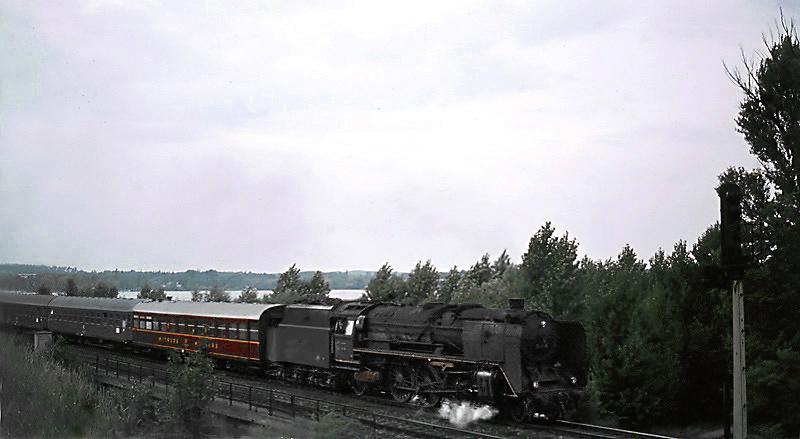 D-Zug von Kln nach Grlitz, im Falschfahrbetrieb kurz hinter
Potsdam, auf dem sdlichen Berliner Auenring.
Zuglok 01-084 B-Ostbhf. Aufn. 1968 