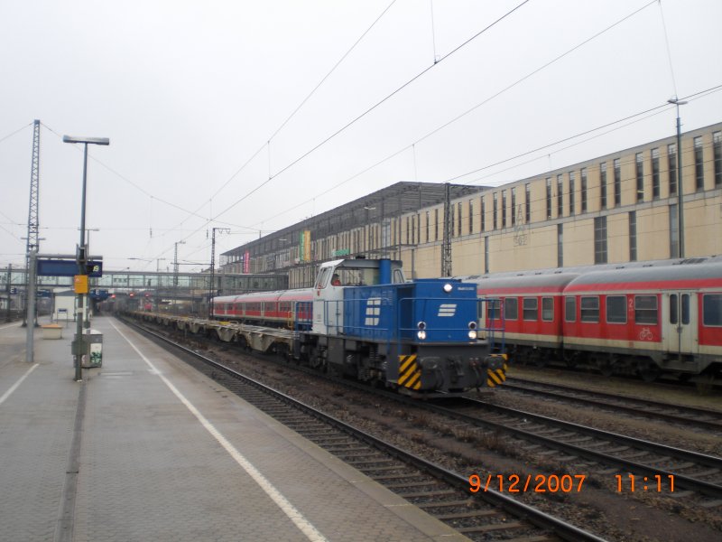 D03 der Regentalbahn mit einem Containerzug bei der Durchfahrt durch Regensburg am 09.12.2007