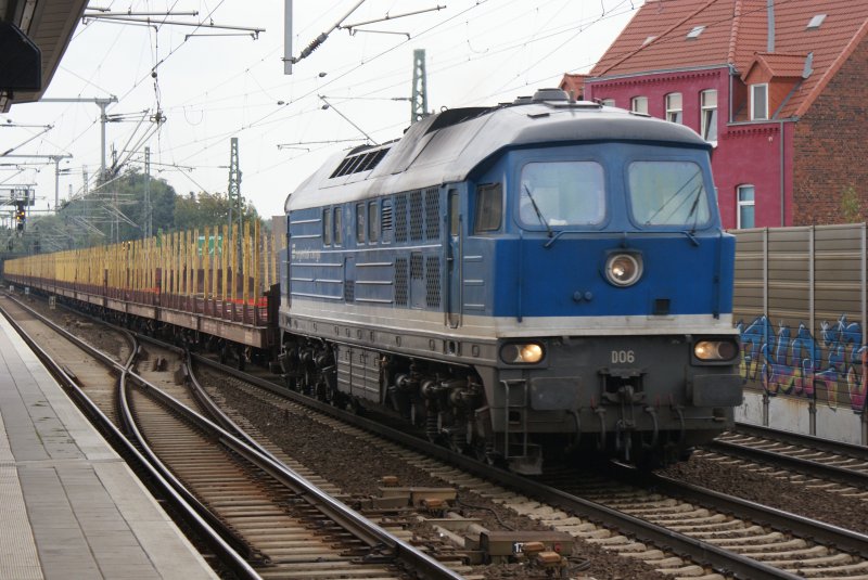 D06 der Regental Cargo fuhr mit einem leeren Holzzug am 21.08.2009 durch Hannover Linden/Fischerhof.