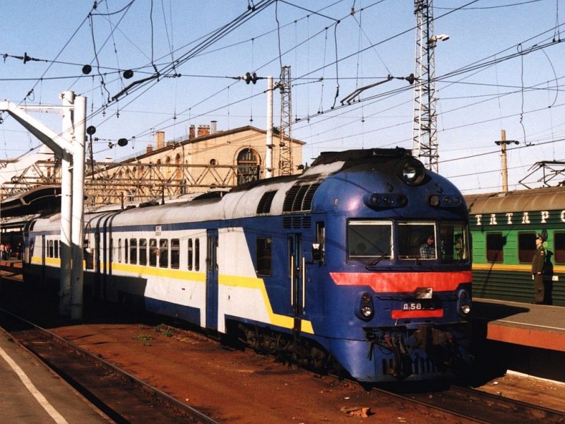 D1 587-3 + D1 587-1 (Д1587-3 + Д1587-1) auf Bahnhof St Petersburg-Moskovski (Санкт-Петербург-Московский) am 05-09-2004. Bild und scan: Date Jan de Vries.