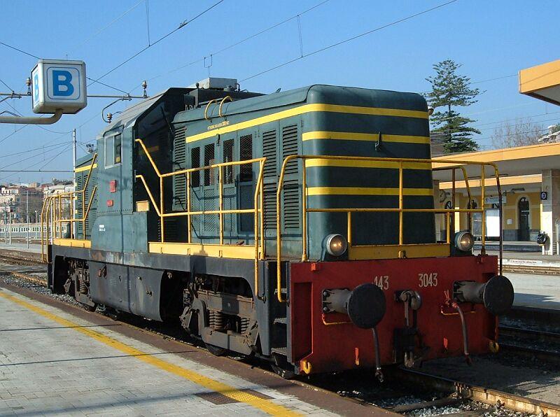 D143 3043 am 04.02.2006 im Bahnhof Catania C, diese Lok befrdert die Personenzge zwischen Personenbahnhof und Abstellbahnhof.