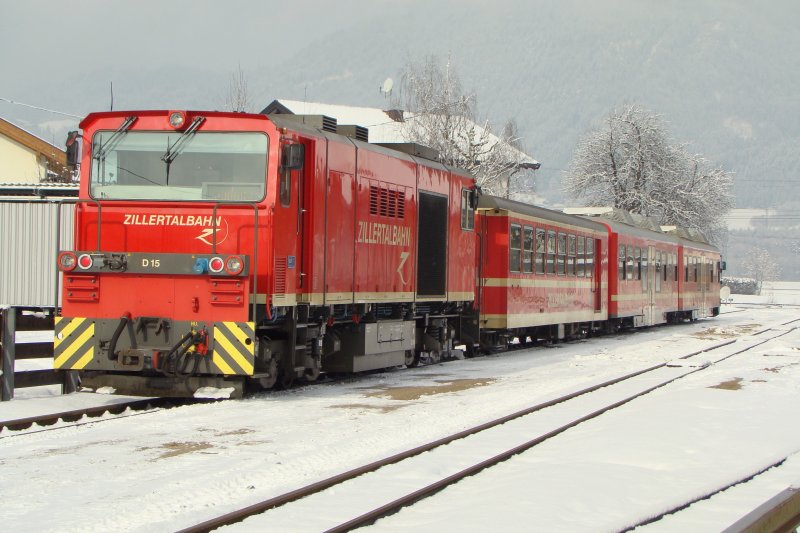 D15 mit personenzug in Strass am Ziller bahnhof.12.02.2009