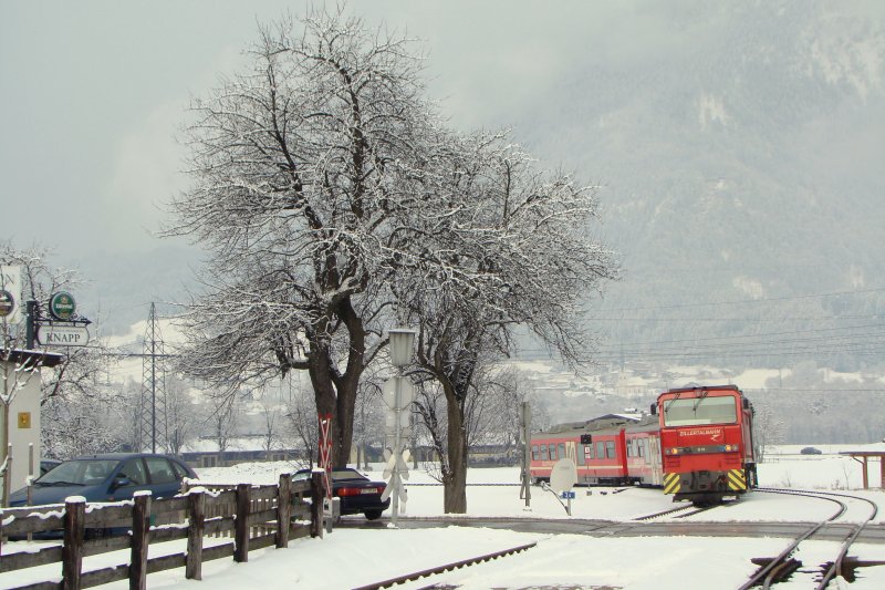 D15 mit Personenzug vor Bahnhof Strass am Zillertal.12.02.2009