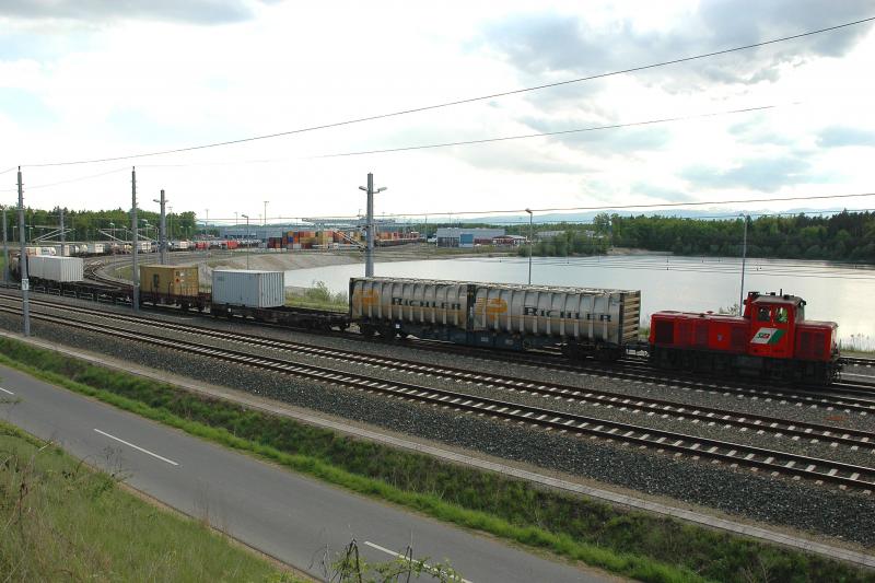 D2 der Steiermrkischen Landesbahnen zieht einen Containerzug aus dem Cargo Center Graz (11.5.2005)