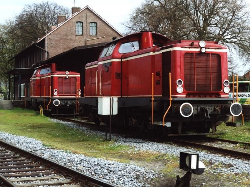 D20 und D21 (ex-DB 211 074-0 und 211 125-0) der Bentheimer Eisenbahn AG auf Bahnhof Emlichheim am 22-4-2000. Bild und scan: Date Jan de Vries. 