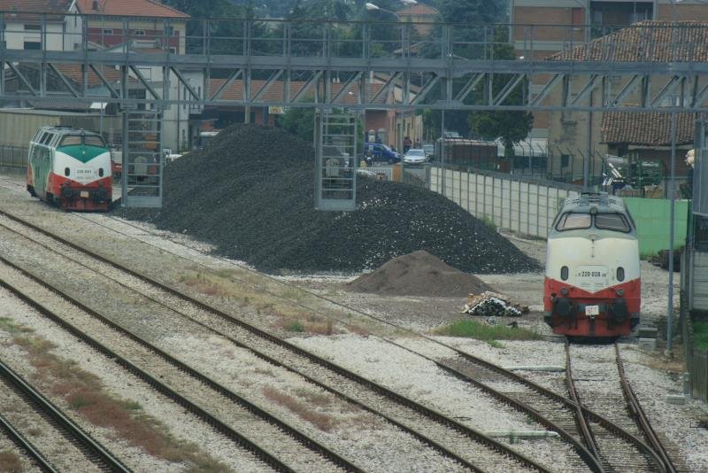 D220 028 und D220 041 der Ferrovie Emilia Romagna in Gustalla; 15.05.2009