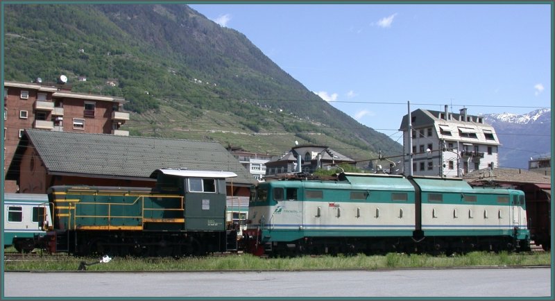 D245 rangiert fleissig Gterwagen und zwischendurch auch mal eine E646 im fahrdrahtlosen Gterbahnhof von Tirano. (08.05.2007)