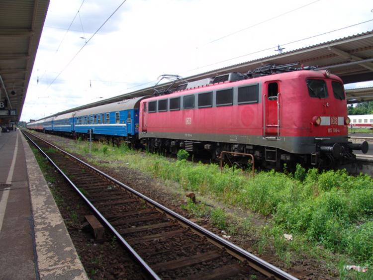 D247 von Berlin-Lichtenberg nach Moskava Belorusskaja kurz vor der der Abfahrt im Bahnhof Berlin-Lichtenberg.Aufgenommen am 26.05.06
