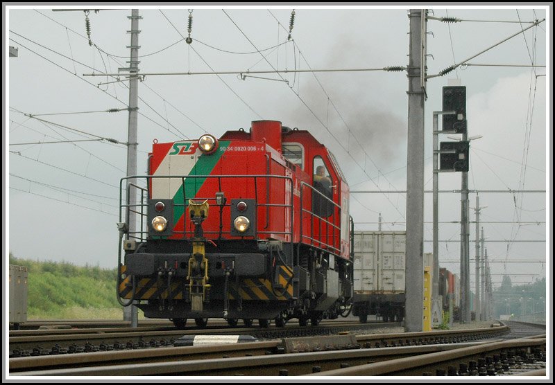 D3 der steiermrkischen Landesbahnen zog gerade einen Zug aus dem Cargo Center Graz, und macht sich auf dem Weg zurck ins CCG. (3.7.2006)