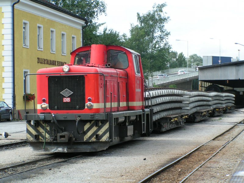 D8 mit schwerem  Gleisschwellenzug  wartet auf die Abfahrt in Jenbach 2006-08-01