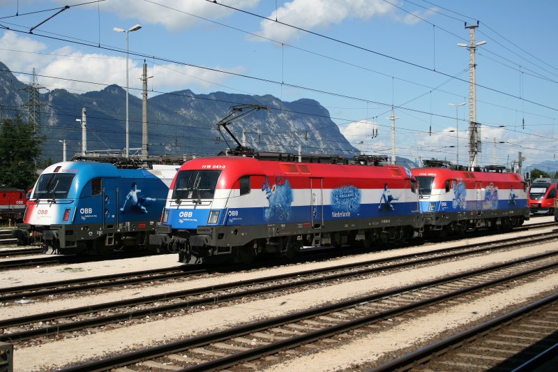 Da die 1020.018 fr die Fotografen zwischen die EM-Loks gestellt wurde, musste die 1116.041  Niederlande  fr kurze Zeit ihren Standplatz verlassen. So konnte man sich ein Bild machen, wie wohl ein Tandem Niederlande-Kroatien aussieht.