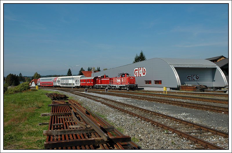 Da 1500.6 beim vormittglichen Fahrradzug R 8555 am 22.9.2007 in Wies untauglich wurde, musste von Wies retour ein dort hinterstellter VT 70 fahren. 1100.02 (ex DB V 100 1182 bzw. ab 1.1.1968 211 182-1.) brachte im Anschluss die gesamte Garnitur als Nachzug NZ 8570 retour nach Graz. Die Aufnahme entstand bei der Durchfahrt in Lieboch. Das komische Gebude auf dem Bild ist die neue Werksttte der GKB