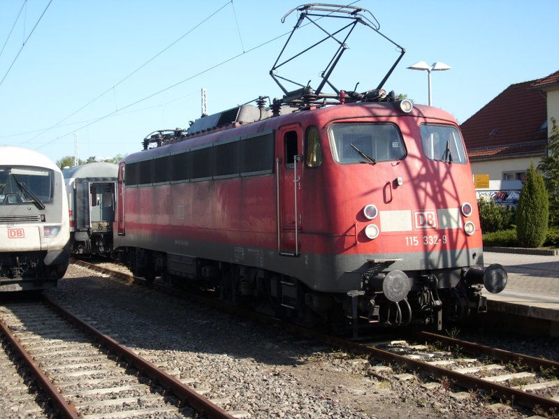 Da am 09.Mai 2009 alle Gleise in Binz besetzt waren mu�te 115 332 warten bis der davor stehen Uex 1805 Binz-K�ln das Gleis ger�umt hatte.