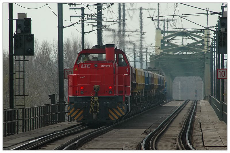 Da am 1.4.2007 kein Verschieber vorhanden war, musste das LTE Abraumzugspaar 94242/94241 (Unterpurkersdorf - Abraumdeponie Strasshof - Unterpurkersdorf) gestern als Sandwich verkehren. Die Aufnahme entstand bei der Rckfahrt von Strasshof nach Unterpurkersdorf als 94241 in der Wiener Lobau.