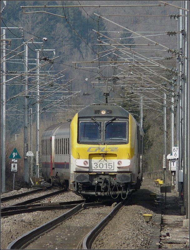 Da am 25.02.09 ein Gleis in Wilwerwiltz gesperrt war, mute die E-Lok 3015 mit ihrer belgischen Zuggarnitur, aus Richtung Liers kommend, kurz vor der Einfahrt in den Bahnhof, das Gleis wechseln. (Jeanny)