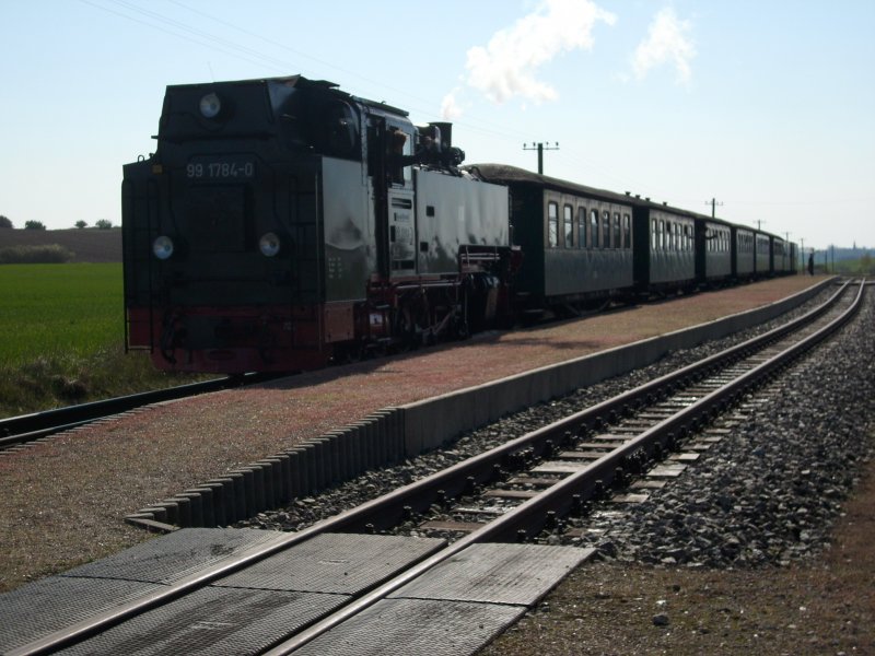 Da am 25.April 2009 einige Radfahrer in Seelvitz einsteigen wollten hielt 99 1784 mit einem Personenzug Putbus-Ghren in Seelvitz.