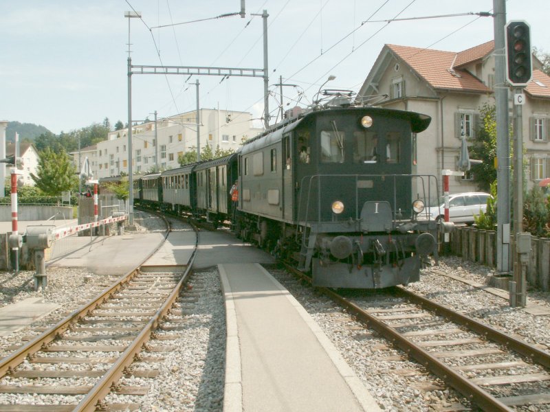 Da an diesem Tag bei der Lok Ed 3/3  Bauma  Nr.401 Probleme mit dem Kesseldruck auftraten, mussste kurzfristig die Oldtimer E-Lok Be4/4 ex.BT-15(SLM 1931)anstelle der Dampflok einspringen.Hinwil 16.08.09

