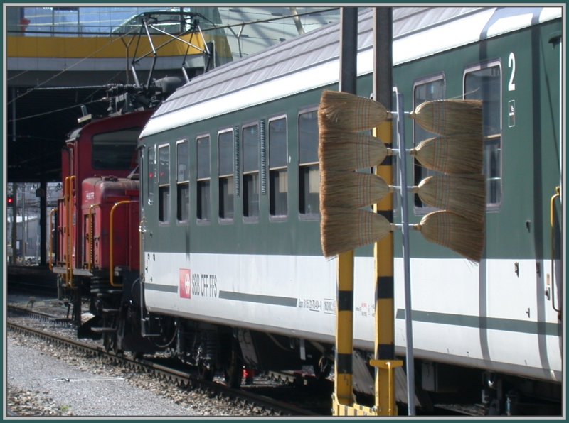 Da auf Gleis 5 in Chur das Bahnsteigdach noch nicht fertig montiert ist, musste ein Fahrleitungsjoch provisorisch auf eine Sttze zwischen den Geleisen gestellt werden. Damit sich die Rangierarbeiter nicht an der Sttze eine Schramme holen, werden sie durch aufgepflanzte Strohbesen gewarnt. (02.04.2007)