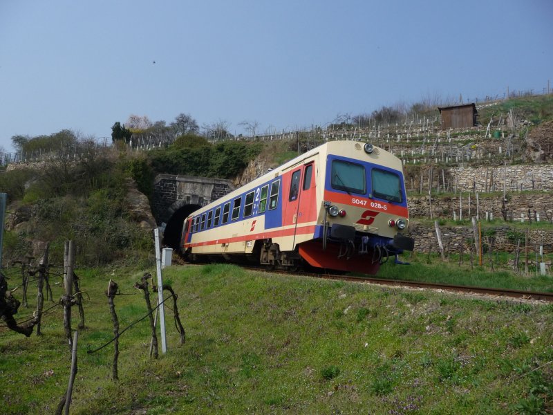 Da bei diesem angenehmen Wetter viele Touristen in der Wachau unterwegs sind, wurde der R 6106 in Doppeltraktion gef�hrt. Der 5047 021-0 und der 5047 028-5 verlassen hier gerade die Bahnhaltestelle D�rnstein-Oberloiben und passieren den Schlossbergtunnel.