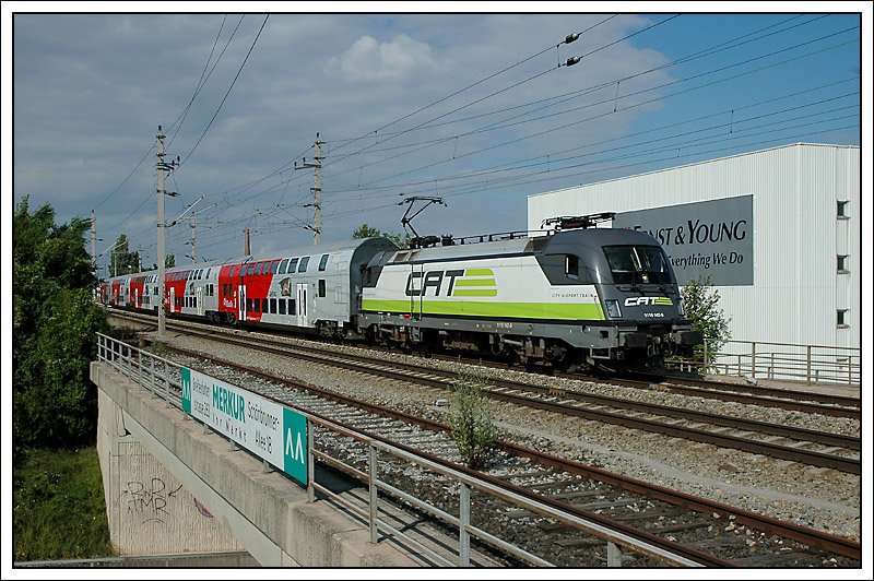 Da die beiden Maschinen des City Airport Train (CAT) zur Zeit nicht vor dem CAT eingesetzt werden d�rfen, werden sie f�r andere Leistungen herangezogen. Die Aufnahme zeigt 1116 142 mit dem R 2225 von Satov nach Payerbach-Reichenau kurz vor der S-Bahnstation Wien Atzgersdorf-Mauer am 28.6.2008.
