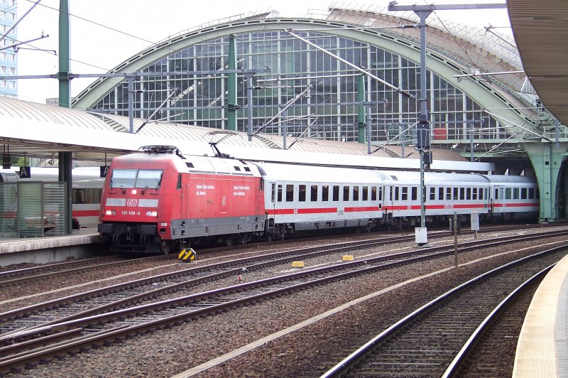 Da beim Treffen einige Leute nach meinem Anreisezug gefragt haben, habe ich mal dieses Bild hier hochgeladen, welches den IC2132 auf der Fahrt von Cottbus nach Norddeich Mole zeigt. Als Lok dient 101 108-9. Berlin Ostbahnhof den 11.07.2009