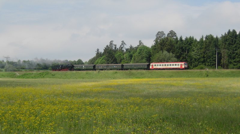Da die Dampflok 50 2988 der Sauschwnzlebahn keine PZB besitzt, und heute am 1. Juni mal abseits der gewohnten Museumsstrecke auf der Allemannenbahn unterwegs war, durfte der NE 81 Triebwagen der HzL Vorspann leisten, und dieses kuriose Gespann sicher nach Trossingen geleiten. Vielleicht nicht ganz stilecht, aber auf jeden Fall eine interessante Fuhre. ;)