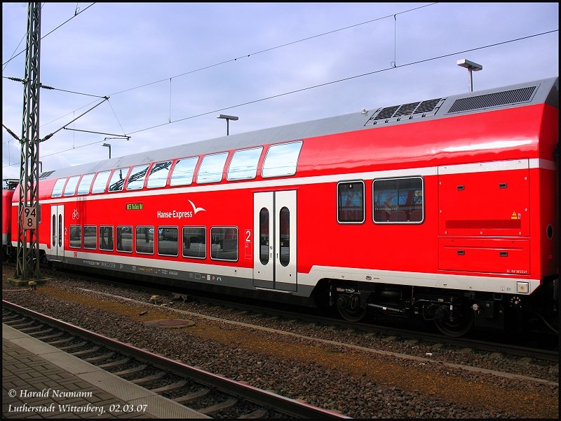 Da DB Regio Nordost die Ausschreibung fr den Hanse-Express RE1 Rostock - Hamburg gewonnen hat, werden dafr neue Wagen beschafft. Damit sie sich bis zum Einsatz nicht kaputtstehen, werden sie bis dahin im RE5 Rostock - Luth. Wittenberg eingesetzt. Hier ist ein Wagen (Bauart 780.0) im RE33103 nach Luth. Wittenberg gekommen, 02.03.07.
