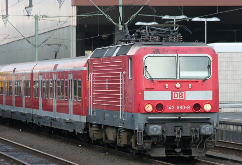 Da in Dsseldorf Rath eine Oberleitung runtergekommen ist, endete die S6 mit 143 660-9 heute frher, aufgenommen am 04.09.2009 in Dsseldorf HBF