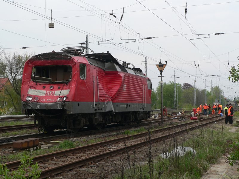 Da durch das Unglck die Schienen und eine Weiche stark beschdigt wurden, sind Bahnmitarbeiter im Dauereinsatz. Erst wenn die Schienen repariert und die Lok abtransportiert ist, kann die Strecke von Berlin Gesundbrunnen nach Bernau wieder freigegeben werden. 18.4.2009