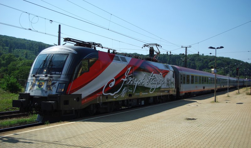 Da der EM Taurus sterreich vorgemeldet war haben wir den Bahnsteig gewechselt, und ... schon wieder Murphy mit
dieser Lok, denn sie kam wieder unvermittelt um die Ecke und wir konnten wieder nur die Schattenseite in Wien
Htteldorf genieen. ...ach so, und der sterreich kam nicht... >:-( 20.08.2009.