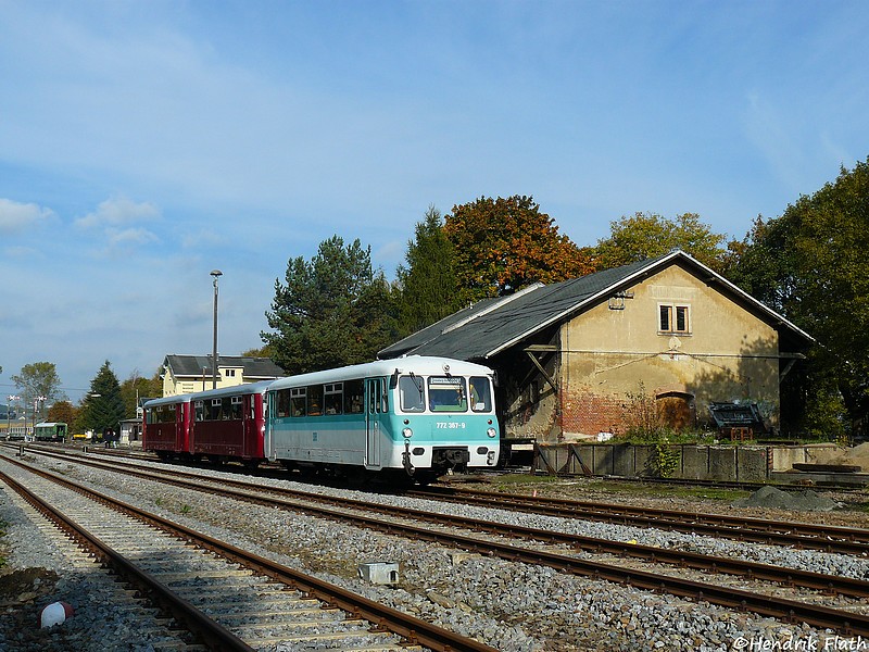 Da erst jetzt der Bahnbilder-Server wieder mit macht, folgen die anderen Bilder etwas spter. 772 367, 972 771 und 171 056 bei der Ausfahrt aus dem Bahnhof Schlettau am 03.10.2009