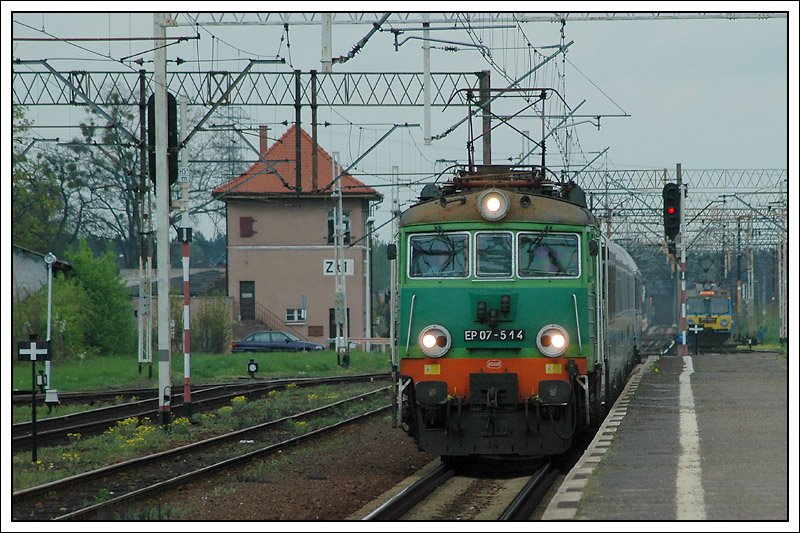 Da es hier schon wieder eine heftige Debatte ber Bahnsteigfotos gibt - unser Zug, EC 44 „Berlin-Warszawa-Express“ von Warszawa Wschodnia nach Berlin Hbf., bei der Einfahrt in Zbaszynek am 1.5.2008. Keine Frage, wenn man mit diesem Zug mitfhrt, gibt es keine andere Mglichkeit als den Zug am Bahnsteig abzulichten. EP07-514 brachte uns und diesen Zug bis Rzepin. Ab Rzepin bernimmt dann in der Regel eine Ludmilla diesen Zug.